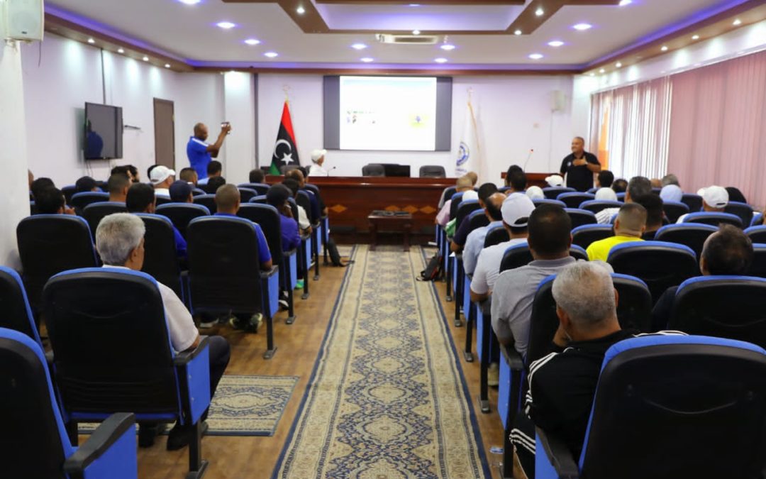 المدرب الدولي الجزائري عبدالله منصوري يعطي دورة في الإعداد البدني